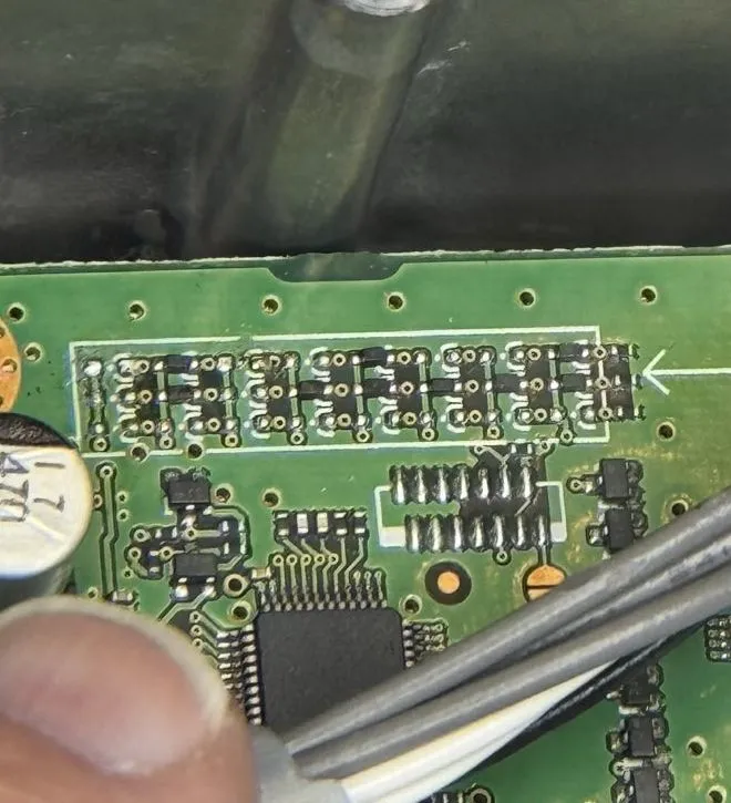 Geöffnete Platine eines Icom IC-9700 mit markierter Lötstelle